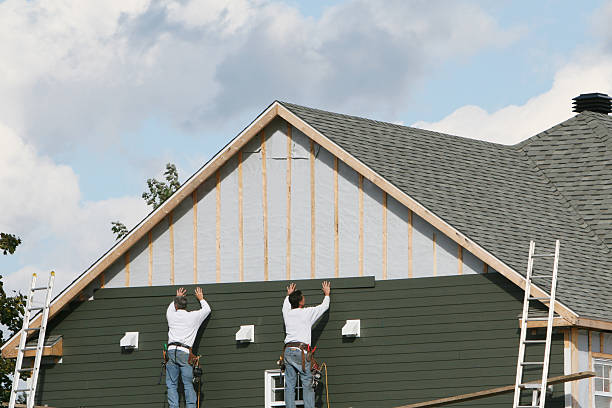 Professional Vinyl Siding technician working in Edgewood, WA